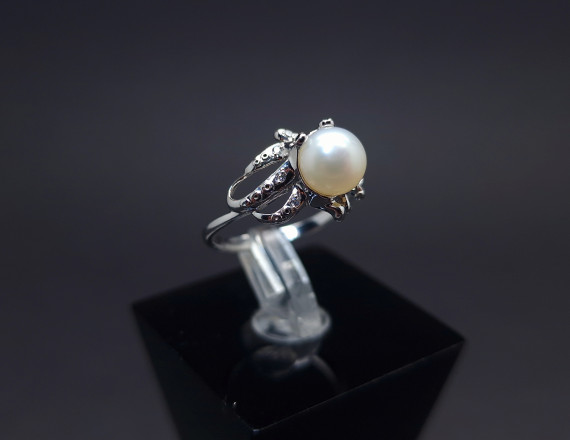 Silver ring with pearls