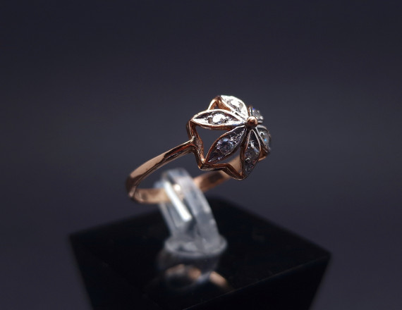 Gold ring with zircons