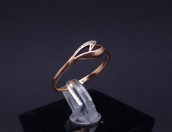 Gold ring with diamond