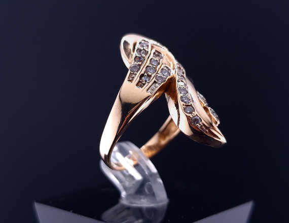 Gold ring with zircons