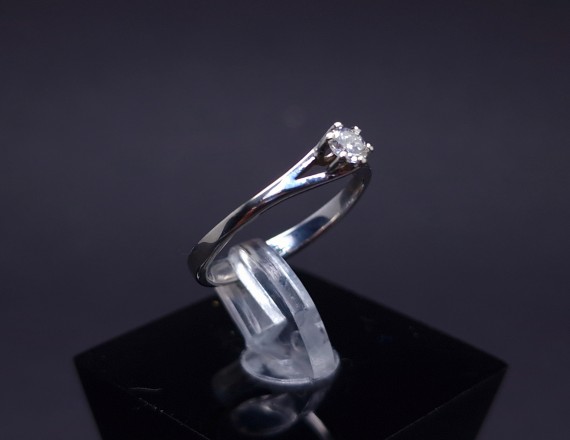 White gold ring with diamond