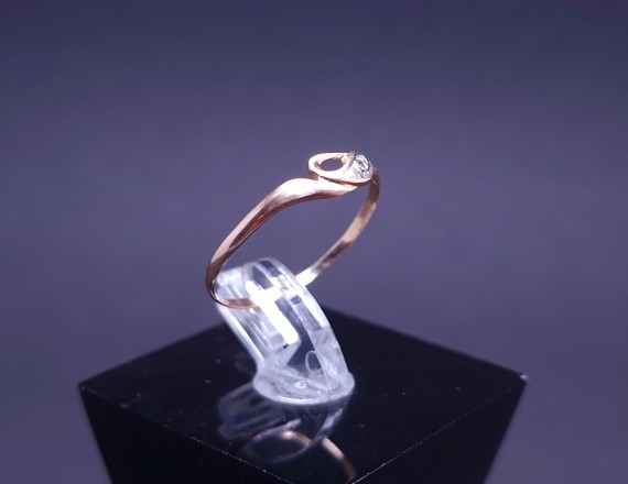 Gold ring with diamond