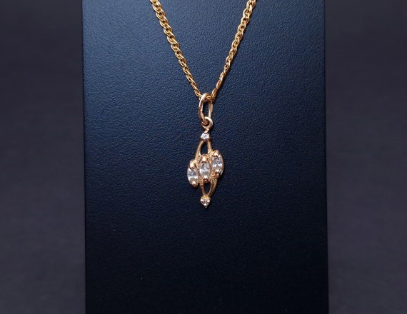 Gold pendant with zircons