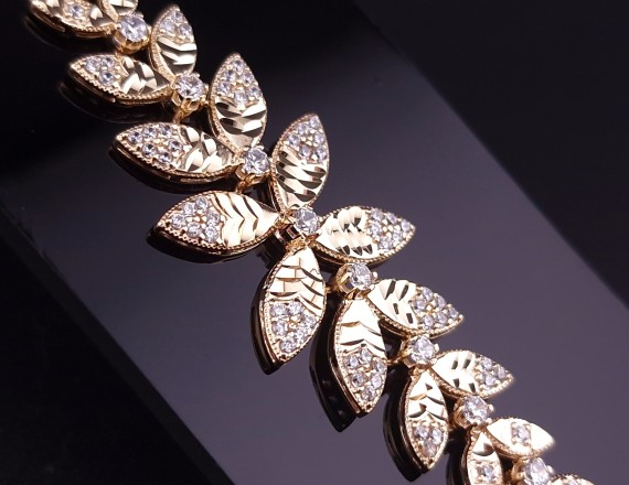 Gold bracelet with zircons