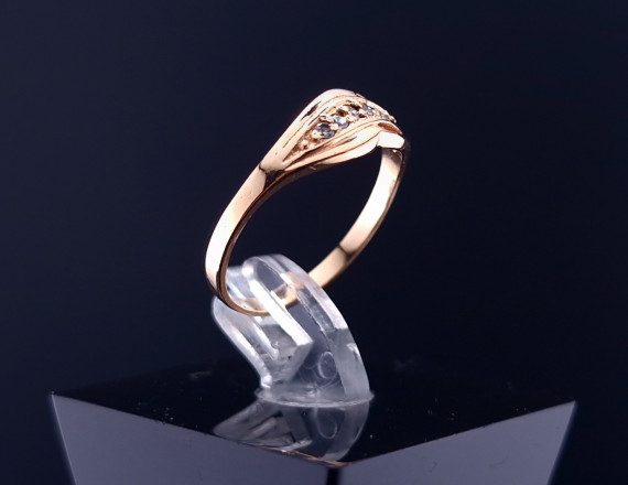 Gold ring with zircons