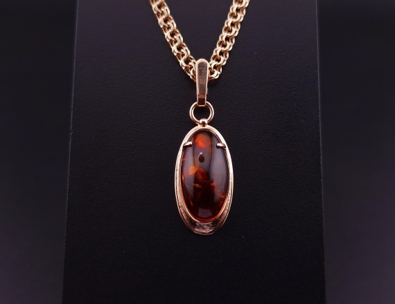 Gold pendant with amber