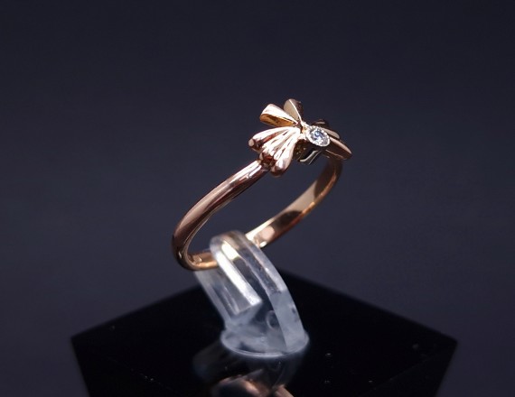 Gold ring with diamond