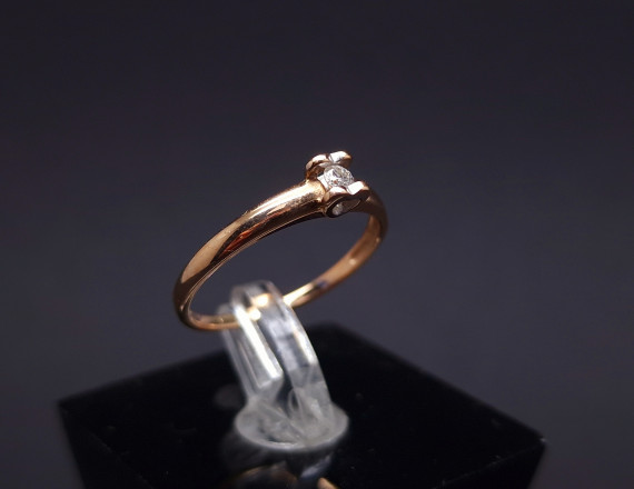 Gold ring with diamond