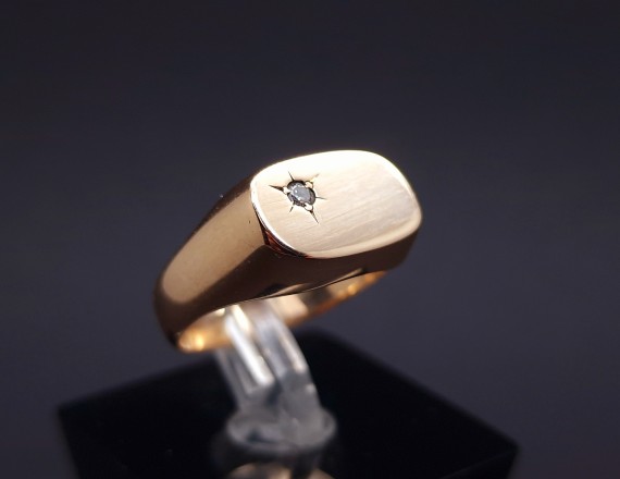 Men's gold ring with diamond