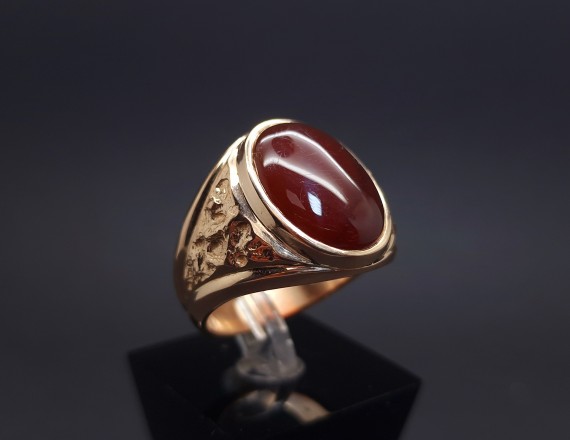 Gold ring with colored stone