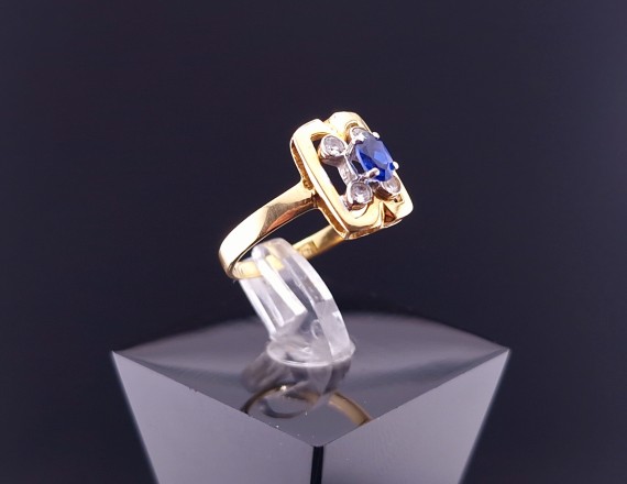 Gold ring with colored stones