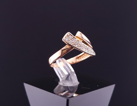 Gold ring with zircons