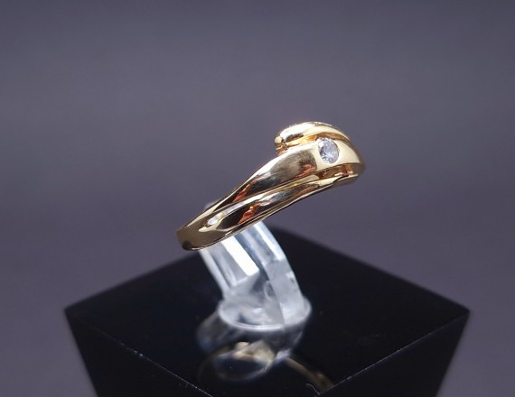 Gold ring with zircon