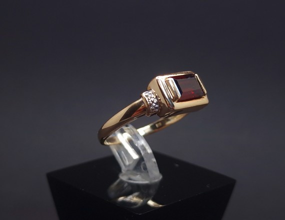 Gold ring with diamonds and colored stone