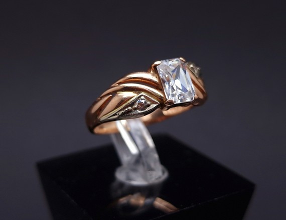 Gold ring with zircons