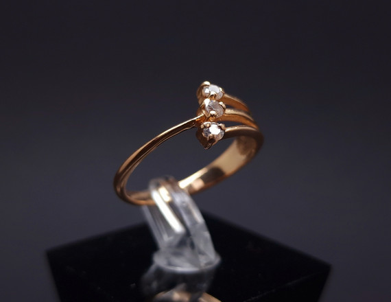 Gold ring with zircons