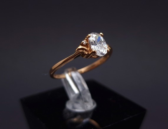 Gold ring with zircons