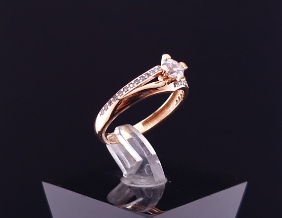 Gold ring with zircons