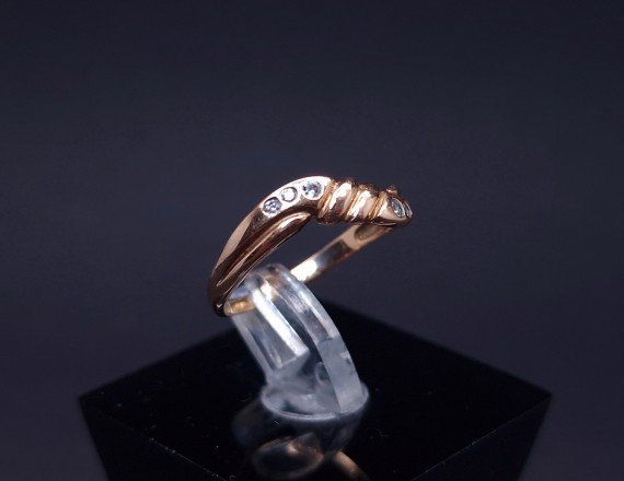 Gold ring with zircons