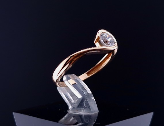 Gold ring with zircon