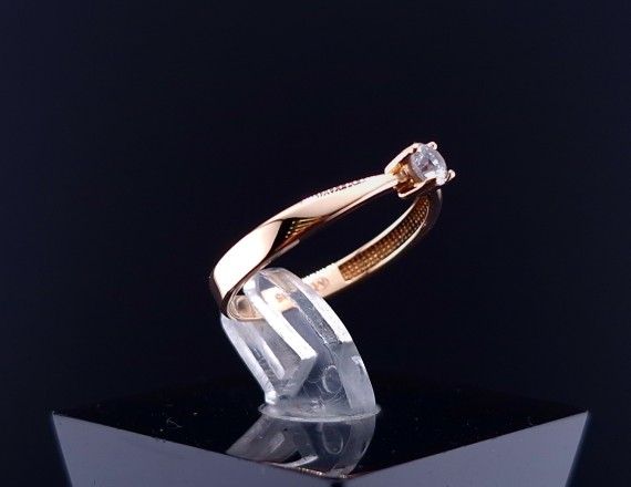 Gold ring with zircon