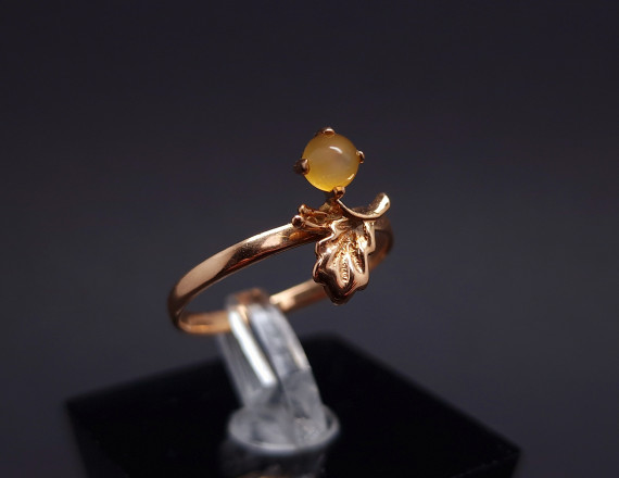 Vintage gold ring with colored stone