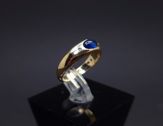 Gold ring with diamonds and colored stone