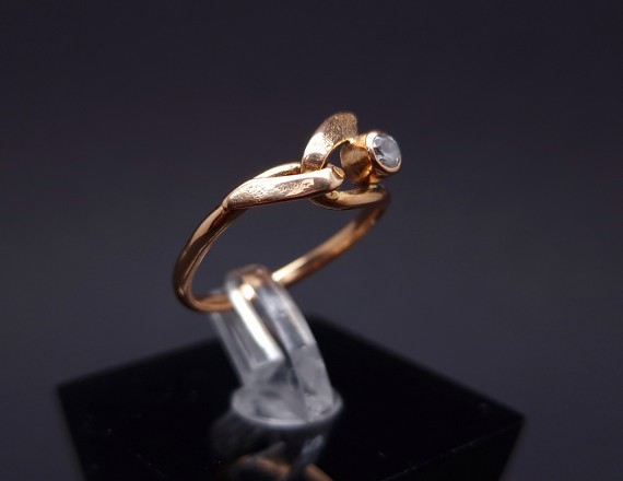 Gold ring with zircon