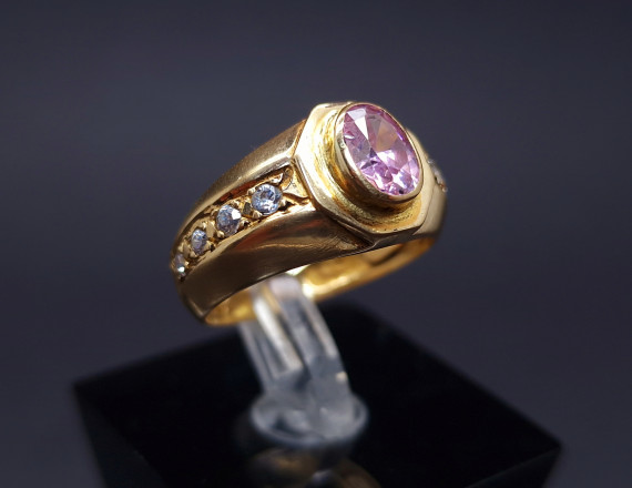 Gold ring with colored stones