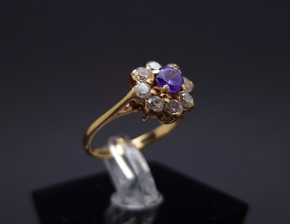 Gold ring with zircons