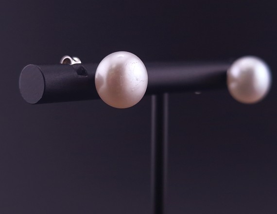 Silver earrings with pearls