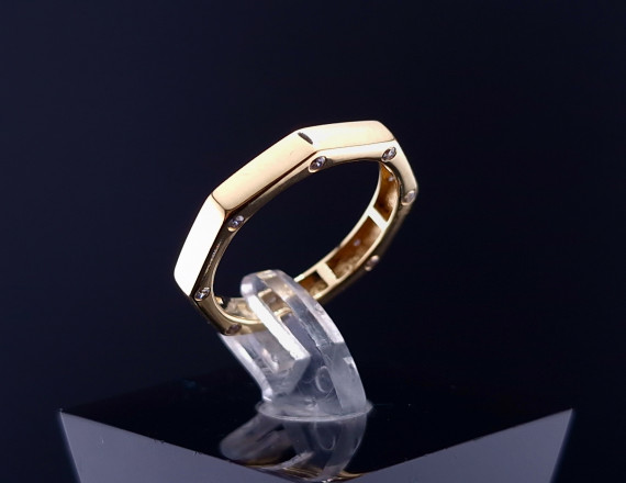 Gold ring with zircons