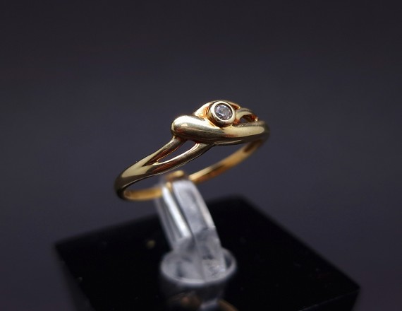 Gold ring with zircon