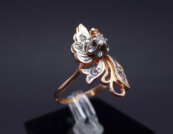 Gold ring with zircons