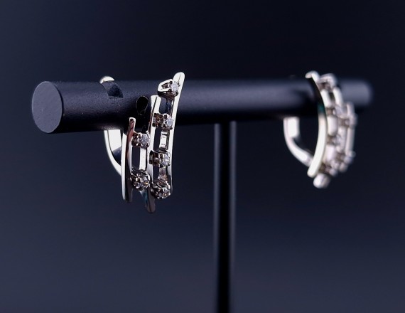Gold earrings with zircons 