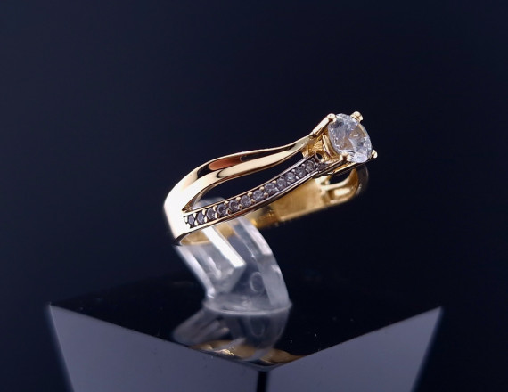 Gold ring with zircons