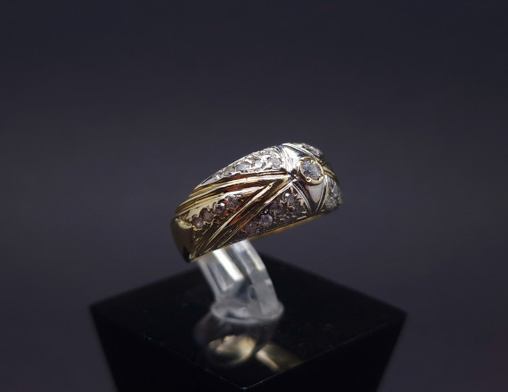 Gold ring with zircons