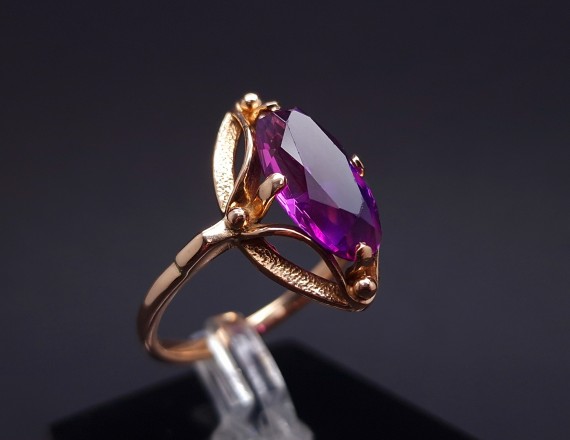 Vintage gold ring with colored stone